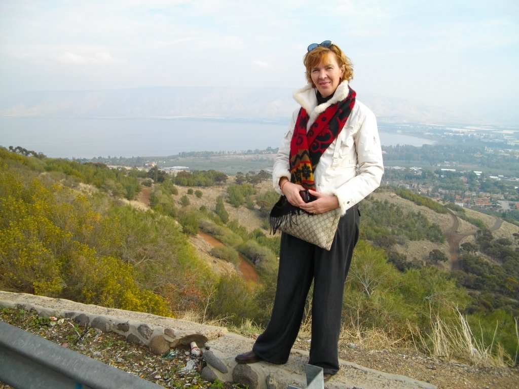 Аня стоит на уровне моря, за ее спиной на двести метров ниже - Галилейское море (озеро Кинерет)