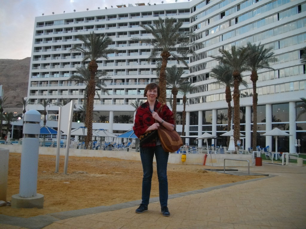 Аня во дворе нашего отеля на Мертвом море