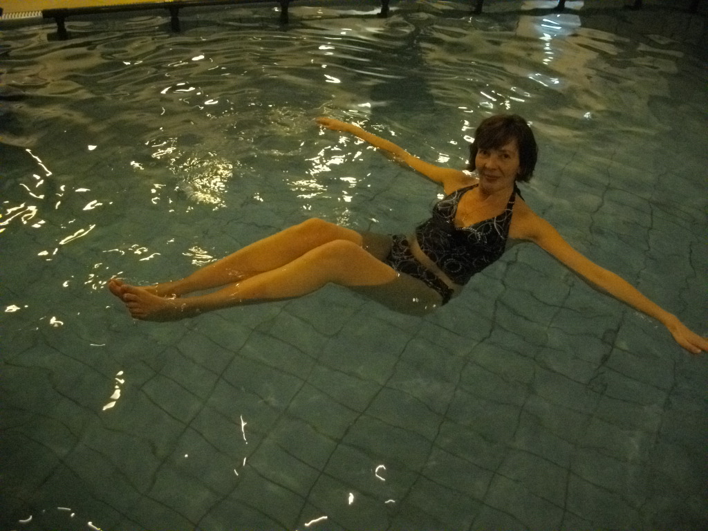 Аня плавает в бассейне нашего отеля на Мертвом море