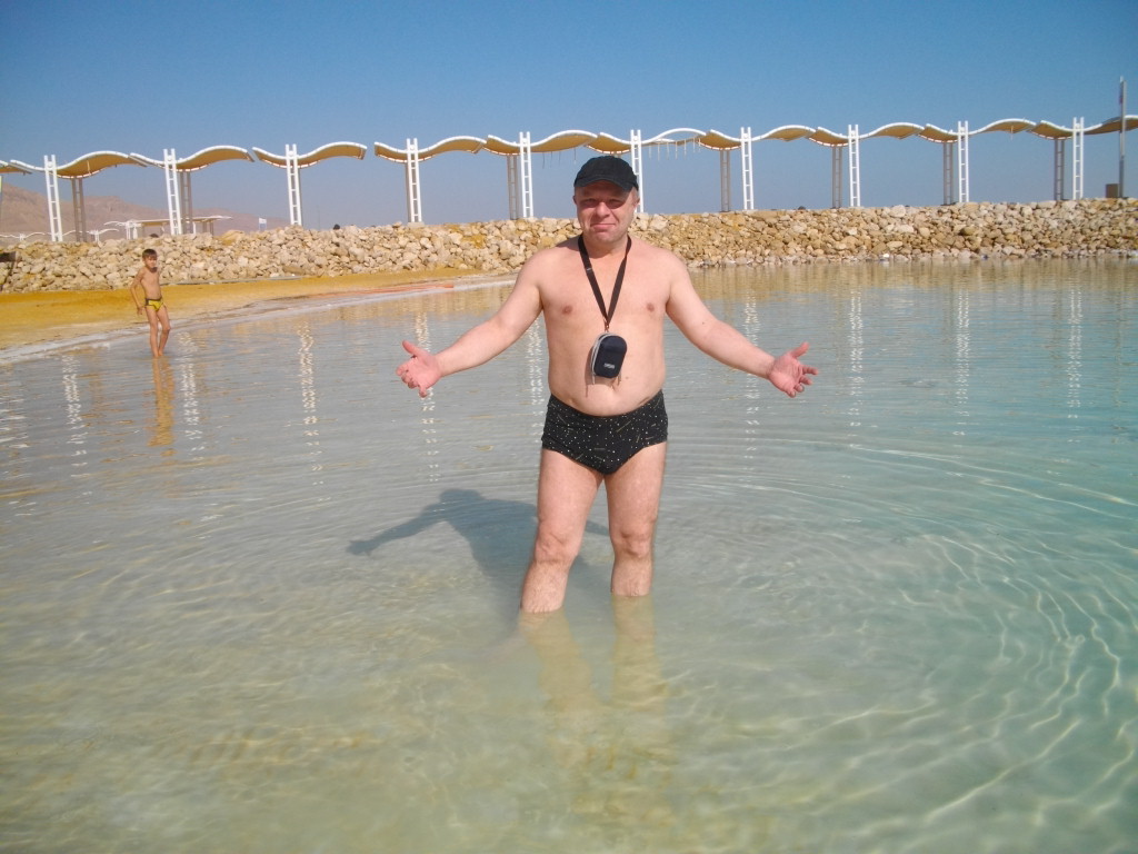 Я пробую ногами воду Мертвого моря