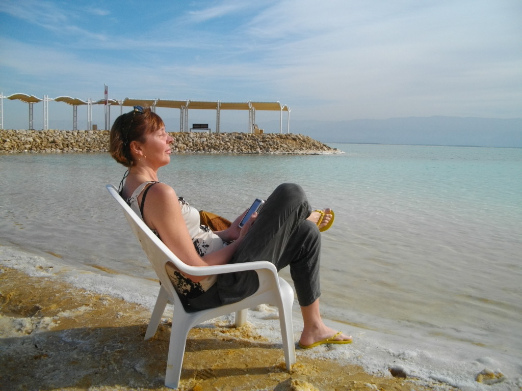 Аня сидит на берегу Мертвого моря