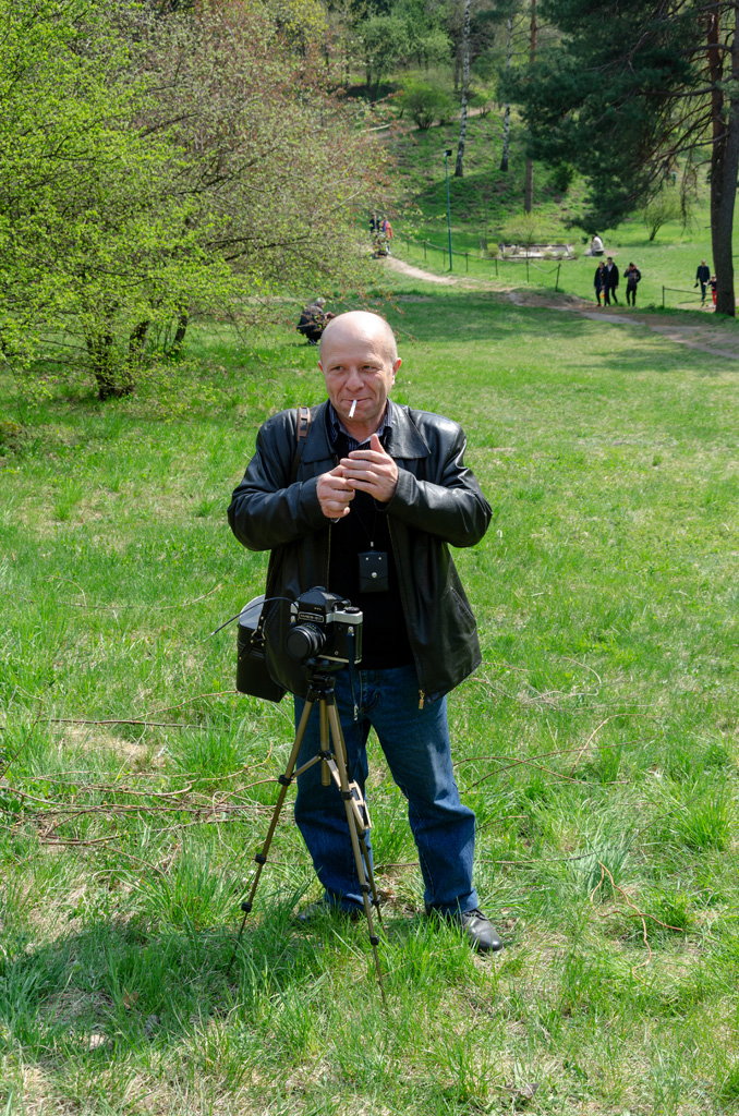 Юрий Павленко в ботаническом саду в Киеве с фотоаппаратом Киев-60